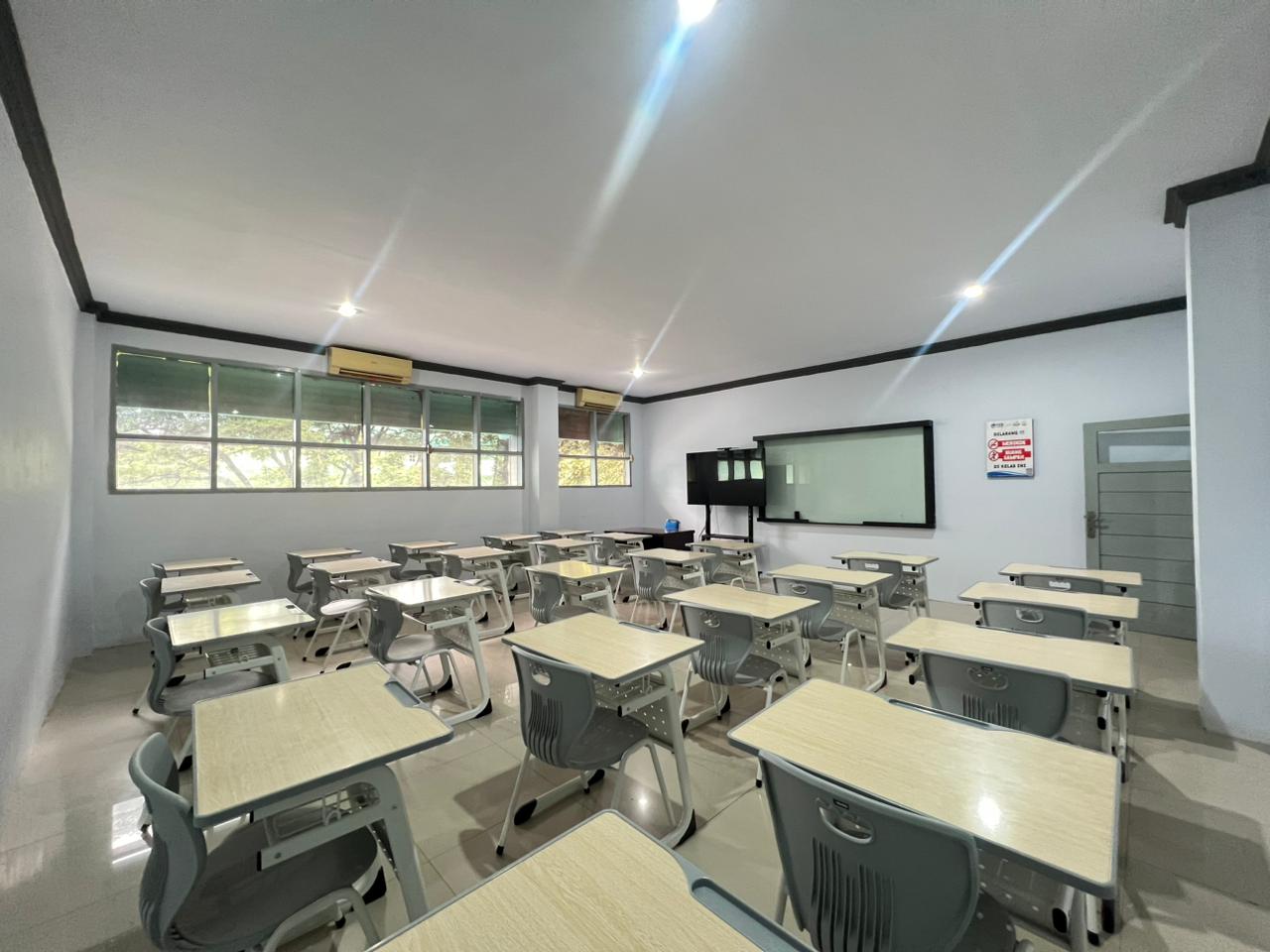 Ruang Kelas dengan Smart TV